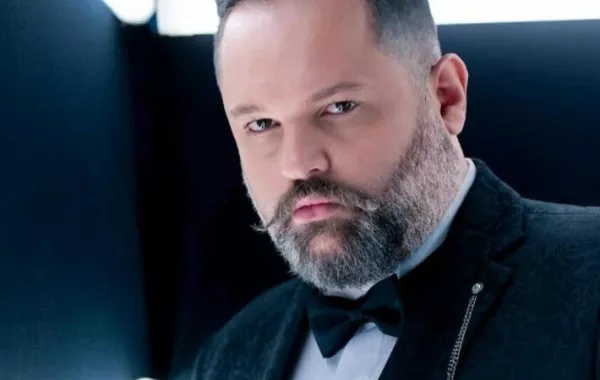 نجل محمود عبد العزيز يتعرض لحادث سير مروع