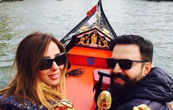 تيم حسن يعايد جمهوره بصورة مع زوجته وظهرا بغاية السعادة 