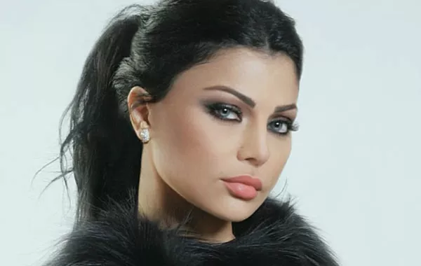 فيديو.. هيفاء وهبي تتخلى عن حذائها أثناء رقصها على المسرح 