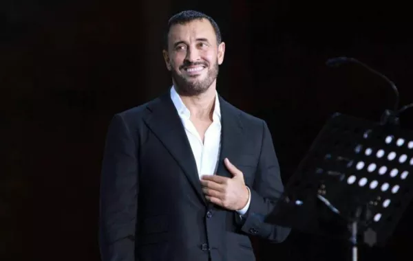 معجبة تقتحم مسرح كاظم الساهر وتسبب له الذعر