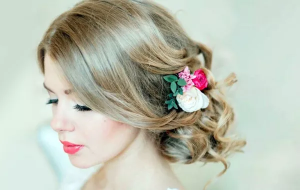 إكسسوارات لتسريحة الشعر المرفوع على جنب