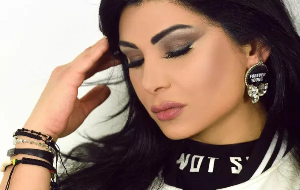 خطوات مكياج خليجي للمرأة السعودية...فيديو