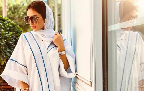 عبايات ملونة من الفاشينيستا جوري أنيقة وشبابية