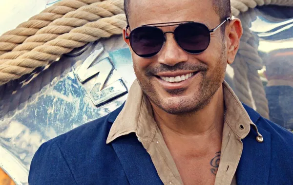عمرو دياب يرفض الغناء "جالسا" .. بيقولوا عليا كبرت