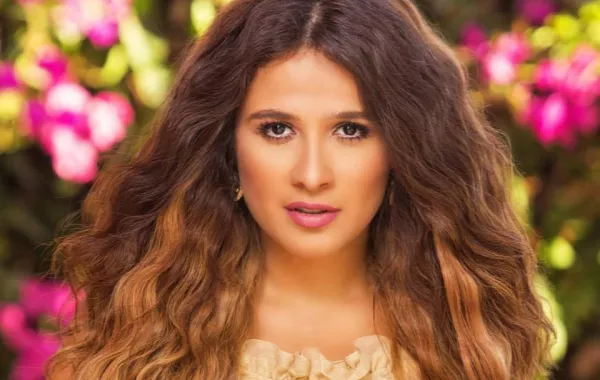 صور: ياسمين عبد العزيز تتعرض لانتقادات حادة بسبب "الفوتوشوب" والجمهور ينصحها بعدم تقليد ريهام حجاج