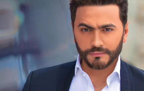 تامر حسني يحتفل بعيد ميلاده الـ42 برفقة بسمة بوسيل ومي عمر