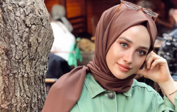 طريقة وضع لفات حجاب عصرية بالسكارف الطويل