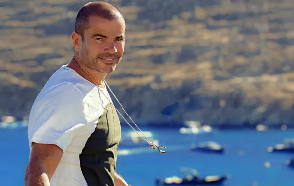 فيديو وصور: عمرو دياب محتار بين دينا الشربيني وشيرين رضا وزينة عاشور في يوم التلات