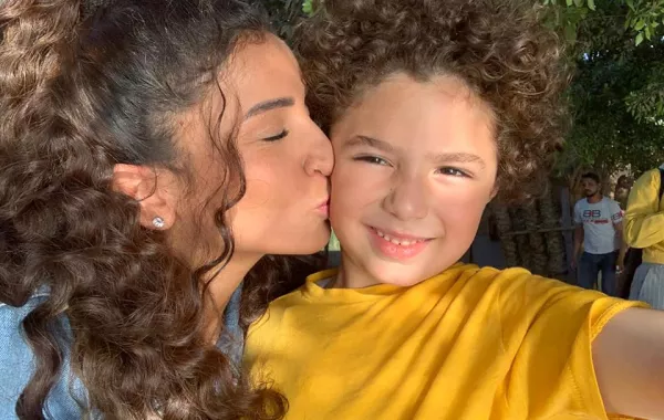 فيديو وصور: ياسين ابن شقيقة أنغام ينهار بعد إجباره على الإقامة مع جدته بقوة الشرطة