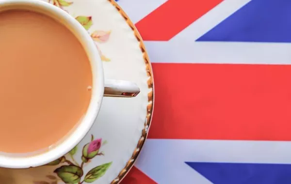 شاهد.. كوب شاي يتحول إلى «عار وطني» وإهانة للتقاليد في بريطانيا