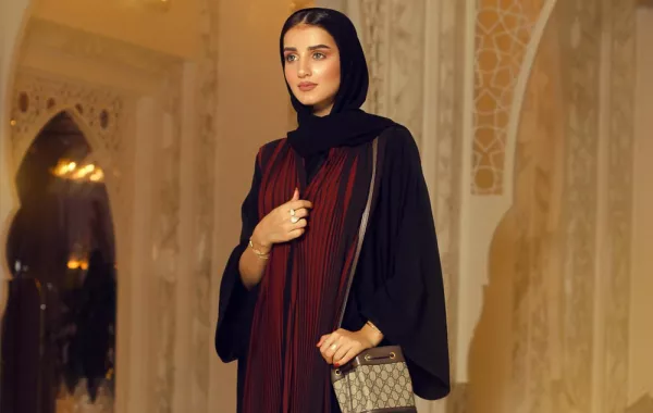 العباية السوداء على غرار خولة المراغي لإطلالة عملية أنيقة