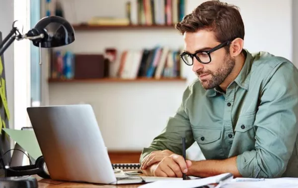 يعرضك للموت المبكر.. احذر مخاطر كبيرة للجلوس أكثر من 9 ساعات يوميا