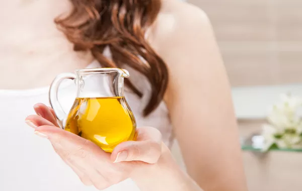 زيت الزيتون و فوائد ذهبيّة للشعر لا تحصى