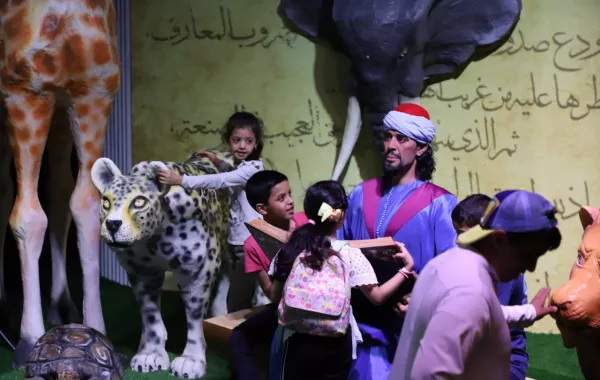 "الجاحظ" يقدم المعرفة لزوار سوق عكاظ بطريقته المختلفة