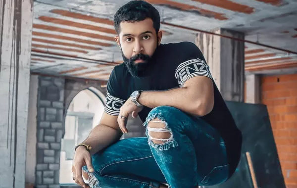 إطلالات شبابية وعصرية من وحي المؤثِّر السعودي زيد السويداء