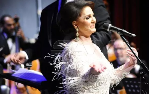 ميادة الحناوي تحيي حفلاً كبيراً في دار الأوبرا السورية وإلهام شاهين تقدم لها الورود