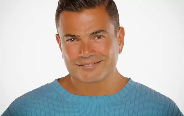 بالصور: سروال عمرو دياب يثير فزع البنات على مواقع التواصل الاجتماعي