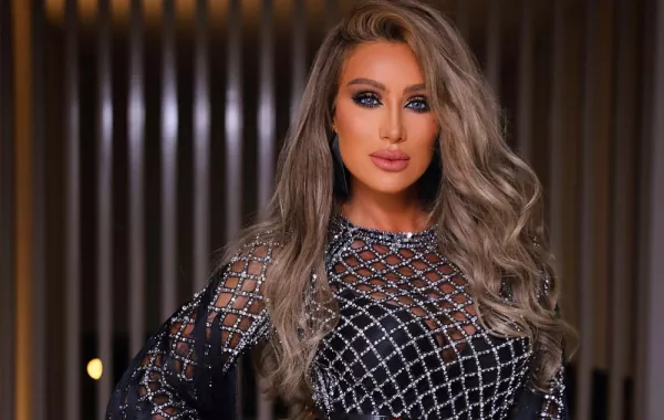 ألوان فساتين سهرة تناسب الشقراوات بأسلوب مايا دياب