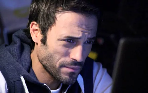 يوسف الشريف يفاجئ زوجته بوجوده في كواليس مسلسلها الجديد