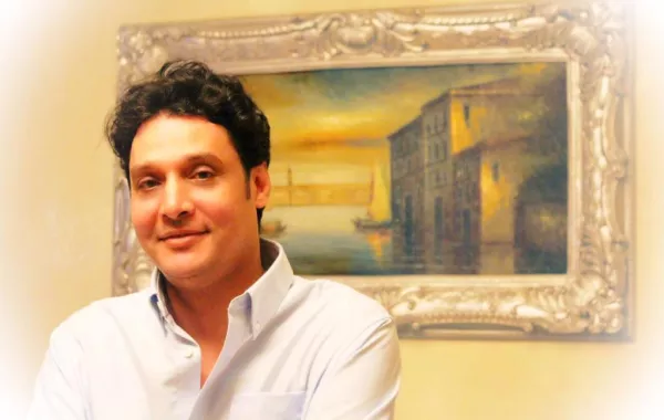 خالد عبدالرحيم لـ "سيدتي": فخور بتمثيل وطني في مهرجان البندقية السينمائي وأنا أب مناضل بـ "المرشحة المثالية"