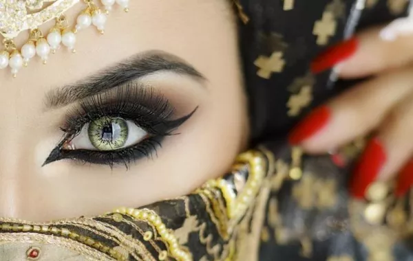 مكياج ناعم وكحل عربي لإطلالة شرقيّة