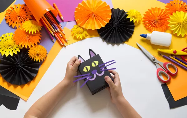 للبنات فقط... تصاميم يدوية لأدوات المدرسة