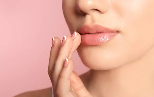 كيف أحصل على شفاه رطبة بأبسط الوصفات
