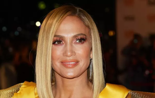 فيديو: جنيفر لوبيز تنجو من الموت في العرض الأول لأحدث أفلامها