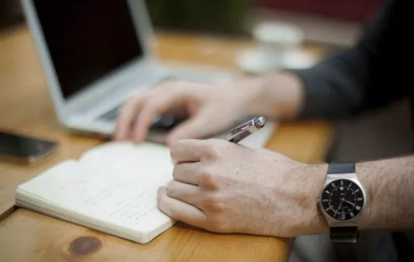 تكتب باليد اليسرى؟.. لن تكون عرضة للإصابة بهذه الأمراض