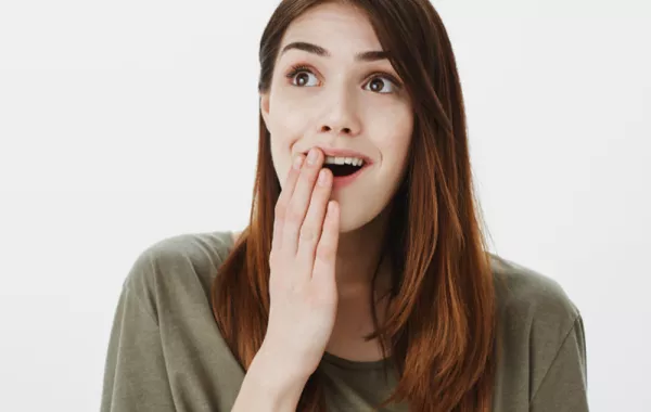 زلة اللسان.. ما هي أسبابها؟ وكيف تُعالجين آثارها؟!