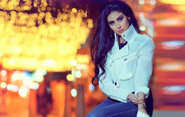 شيلاء سبت في ملابس سبور تناسب إطلالات الجامعة
