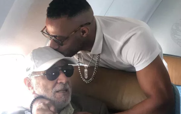 من الفنان الذي قبّل محمد رمضان رأسه في الطائرة؟