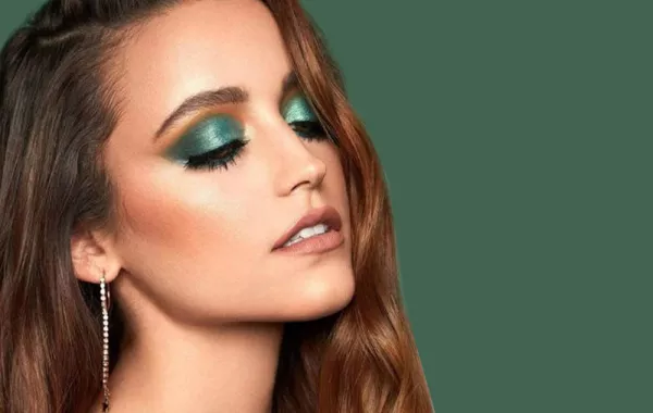 مكياج عيون باللون الأخضر في العيد الوطني السعودي