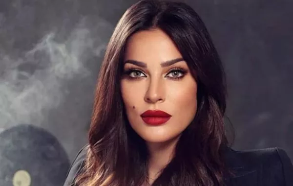 نادين نجيم تحاول تخطي أزمة طلاقها وتغني وترقص في باريس