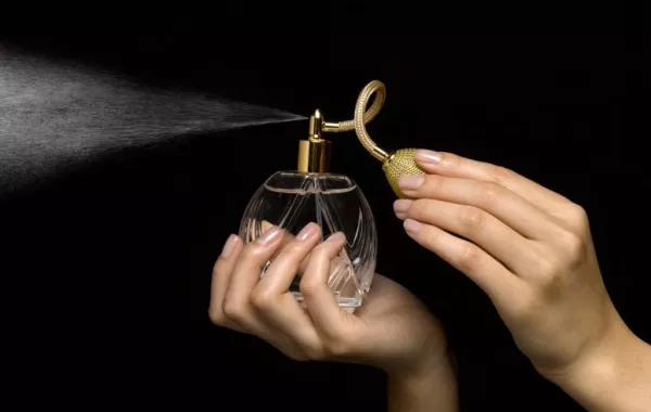 للمرأة الخمسينية.. هذه أجمل العطور