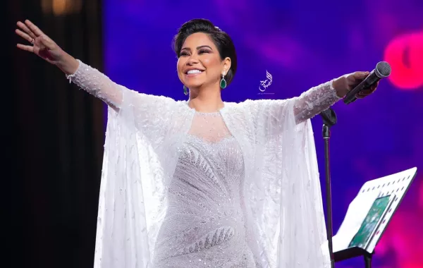 فيديو: شيرين عبد الوهاب تبكي وتقبل يد زوجها على المسرح في ظهورها الأول من السعودية