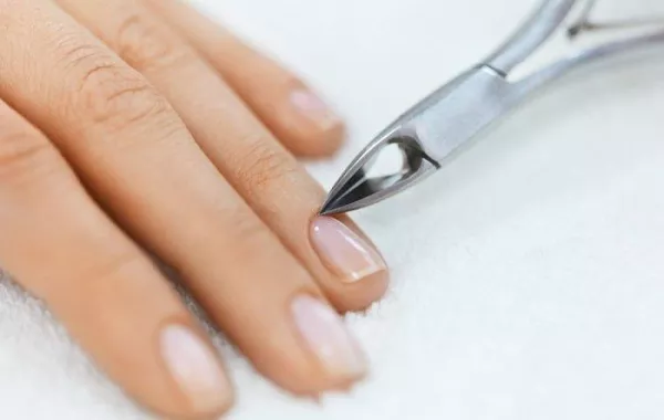 تخلصي من الجلد الجاف حول الأظافر