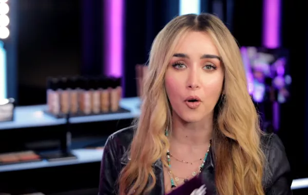 صور: هنا الزاهد تعود إلى القاهرة وتخضع لجراحة في المرارة