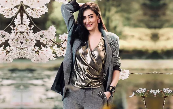 إطلالات شبابية على طريقة الفنانة غادة عبد الرازق