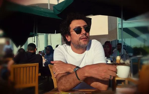 أحمد وفيق يُجري جراحة دقيقة بالأحبال الصوتية