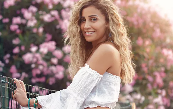 40 مليون بنت يطلبن نصيحة دينا الشربيني لاصطياد عريس مثل عمرو دياب