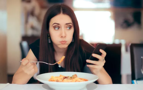 وسائل التواصل الاجتماعي سببًا لاضطرابات غذائية