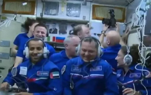 أول صورة وتغريدة فضائية لهزاع المنصوري