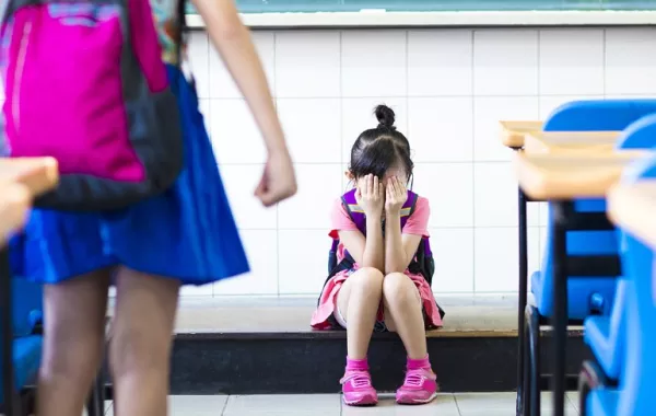 ابني يقضي استراحة المدرسة وحده.. فما المشكلة والحل