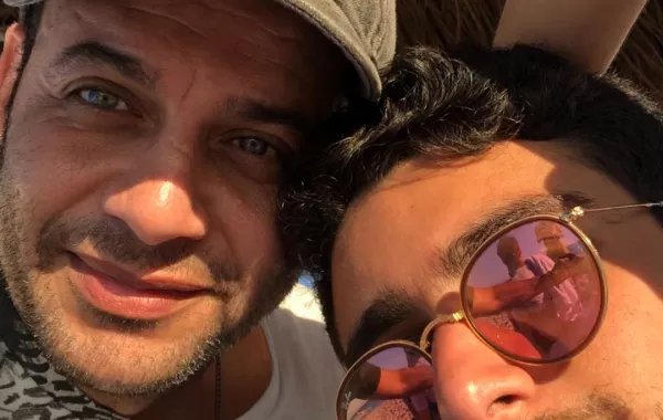  هكذا احتفل مصطفى قمر بعيد ميلاد نجله الفنان الشاب