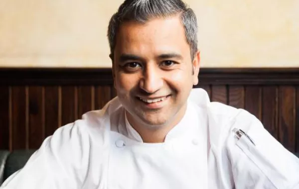 الشيف جيتين جوشي من مطعم جيمخانا لندن يتذوق أطباق أرماني/ أمل