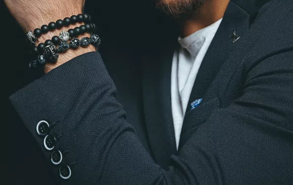 لمظهر كلاسيكي جذاب.. قواعد ارتداء إكسسوارات رجالي لليد