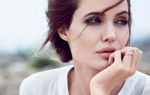 أنجلينا جولي تكشف عن معاناة كبيرة أخفتها عن جمهورها