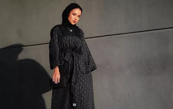 عبايات سوداء بسيطة مع تنسيقات مميزة من الفاشينيستا