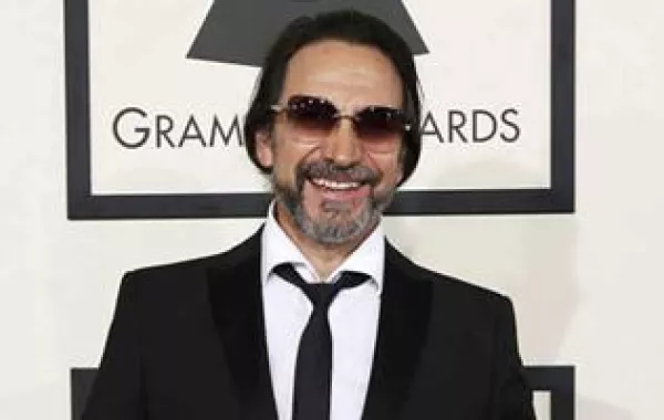 ماركو سوليس يقف دقيقة حداد مع الجمهور بحفله بعد وفاة هذا النجم